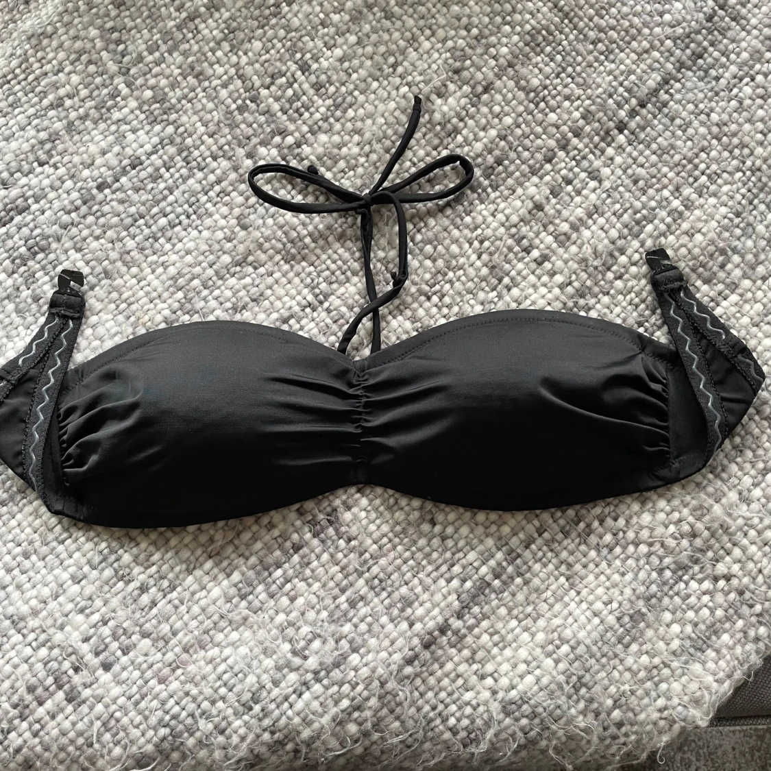 Svart bikini med prickiga detaljer - 1