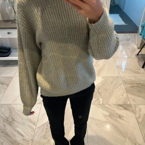 Ljusgrön ribbad stickad tröja - Säljer en ”ljusgrön” stickad tröja med ribbat mönster. Mycket skön tröja. 