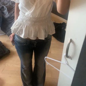 Lågmidjade bootcutjeans  - Säljer ett par blå bootcut jeans. De är lite hål i grenen men går säkert att fixa och syns ej när man har på sig dem. Säljer för att de har blivit för små i midjan för mig. Skriv för fler frågor .