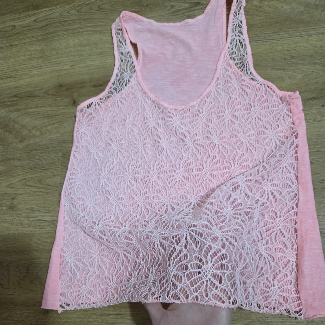 Ljusrosa ärmlös linnetopp med spets - 1