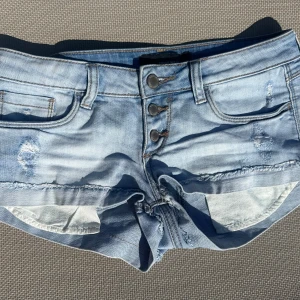 Lågmidjade jeansshorts  - Lågmdijade jeansshorts perfekta för sommaren☀️ Midjemått rakt över ~  36cm Gren ~ 16cm Total längd ~ 25cm Storlek 34