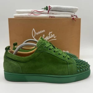 Christian Louboutin Sneakers - Christian Louboutin Louis junior spikes flat suede - Skick: 9,5/10 - Storlek: 42 sitter som 43 - Tillbehör: Box, extra snören, dustbags, äktehetscertificat - nypris: ca 8000 - deluxecloset 