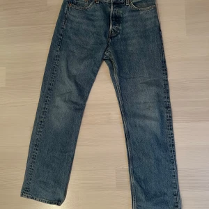 Weekday Jeans  - Ljusblåa weekday jeans i modellen ”space” sjysta jeans men använder dem helt enkelt inte så mycket längre, storlek 28/30, pris 200 kr 