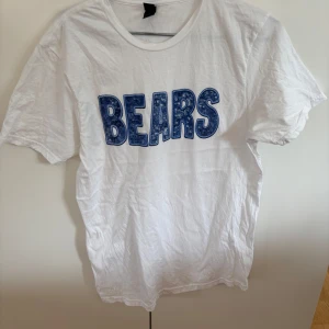 Vit tshirt blå text - Cool oversize tshirt med ”bears” tryck i paljetter (tryck), skriv vid frågor 💘