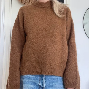 Mohair tröja från hm  - Mysig brun stickad tröja med långa ärmar. Tröjan har en loose passform och är tillverkad i ett mjukt material. Enkel och stilren design utan mönster eller detaljer.
