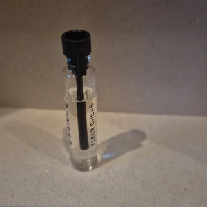 Fleur Chere 2ml - Fleur Chere 2ml från ESSNCE endast doftat på den. 45kr ny.