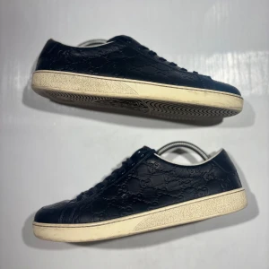 Gucci skor - Hej! Säljer nu mina skor från märket Gucci , storlek 43 bra skick, allt på bilden ingår. Tveka inte på att höra av dig om du har frågor eller funderingar kring skorna! 