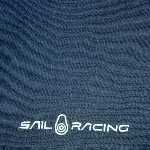 Marinblå Sail Racing tröja - Snygg marinblå tröja från Sail Racing med vit broderad logga framtill. Perfekt för dig som gillar stilren design och sportiga märken. Materialet känns mjukt och är troligtvis bomull eller polyester. Passar dig som vill ha en enkel men cool look.