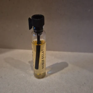 Noble Eclat 2ml - Noble Eclat 2ml från ESSNCE endast doftat på den. 45kr ny.