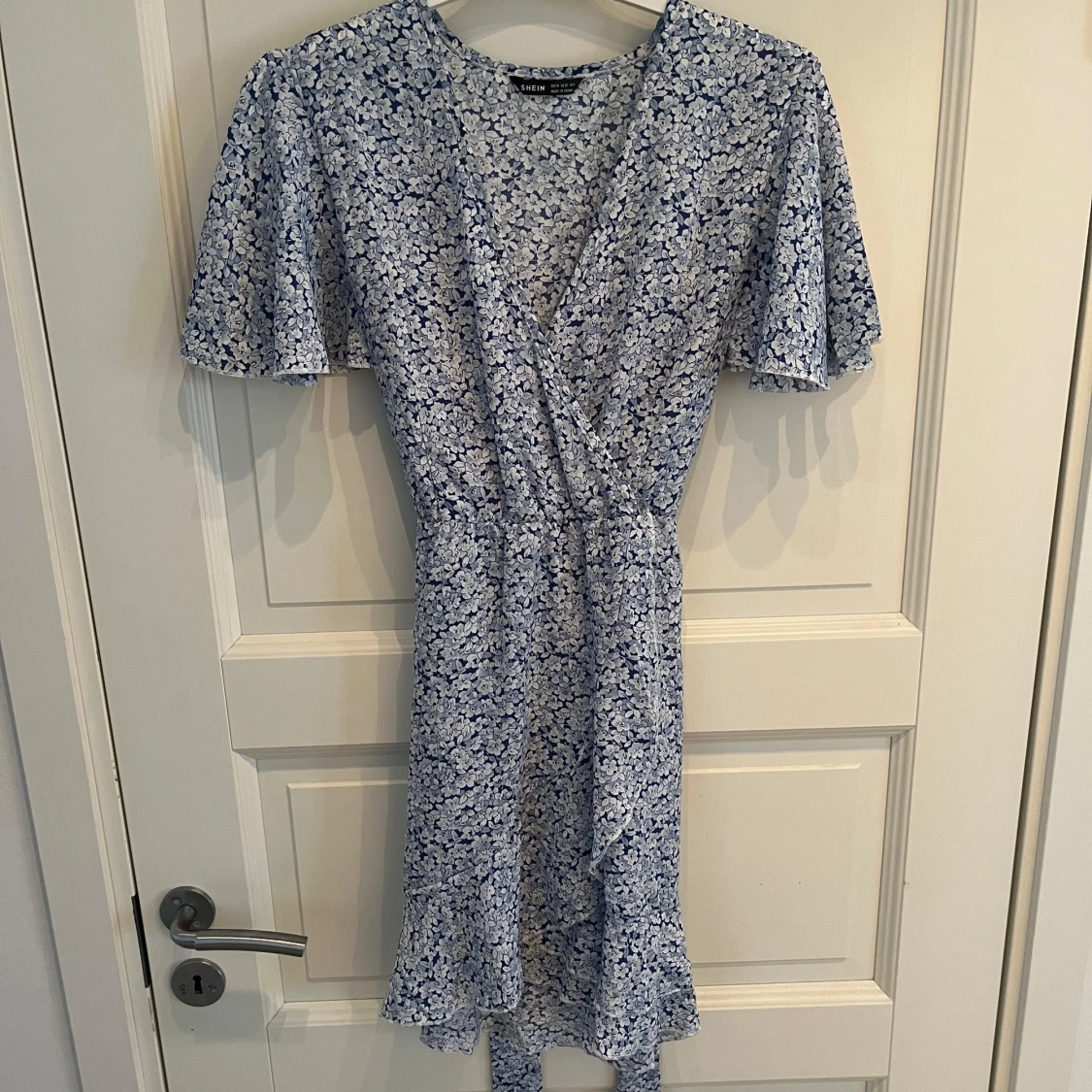 Fin blommig omlottklänning 