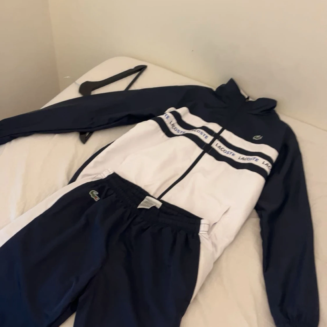 Blå vit Lacoste tracksuit i mycket bra skick  - 3