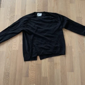 Svart långärmad tröja från Zara - Enkel svart långärmad tröja från Zara i storlek 152. Tröjan har rund halsringning och rak passform, perfekt till jeans eller kjol. Mjuk och skön, passar dig som gillar en clean och stilren look.(säljer två lika dana) 