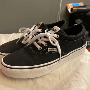 Vans - Helt oandvända Vans skor nypris 700kr strl 38.0, säljer dom för att dom andvändes aldrig för min del, jättesnygga.