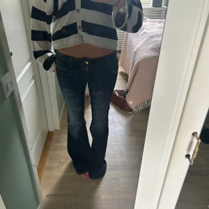 Blå flare jeans från Cheap monday - Jättefina Lågmidjade mörkblå flare jeans från cheap monday💗 strl: 30/34 och sitter bra på mig som är ca 177 cm