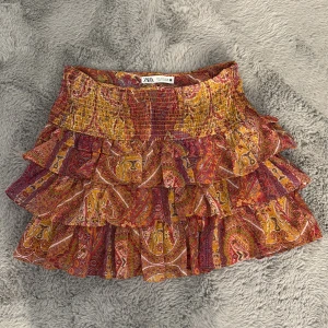 Zara volang kjol - Populär volang kjol från Zara som inte säljs längre, storlek s passar även xs bra skick 