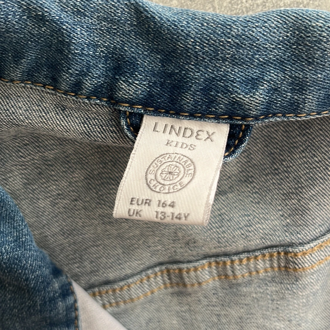 Jeansjacka med pärlor från Lindex - 2
