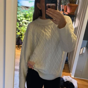 Vit stickad kabelmönstrad kjol - Jättegulligt sett.  Tröjan är stl: XS och kjolen stl S