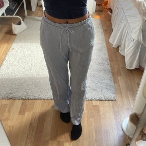 Ljusblå linnebyxor med snörning - Säljer ett par ljusblå linnebyxor med snörning i midjan. Byxorna har ett tunt, luftigt material och raka, vida ben. Säker då som är för stora, har använt dom 2 gånger😊