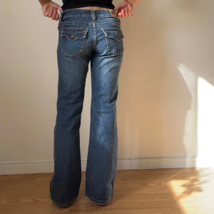 Bluenotes vintage low waisted jeans med söta fickor - De perfekta low rise jeansen med flare ben och söta bakfickor från Bluenotes. Storlek 28x30. För referens är jag 163 cm lång och bär vanligtvis xsmall men skulle enligt mig sitta perfekt på en small. 