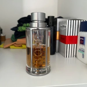 Hugo Boss The Scent - Hugo Boss The Scent 100 ml mer än hälften kvar. 