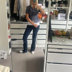 Mörkblå bootcut jeans - Säljer ett par mörkblå jeans med bootcut passform. 