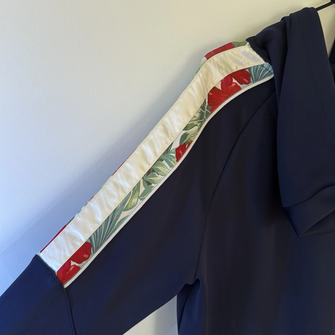 Mörkblå hoodie från SikSilk med blommor - 2