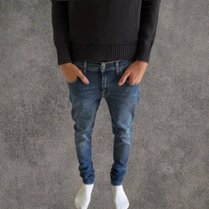 Slim jeans från Tiger of Sweden w30 - Snygga blå slim fit jeans från Tiger of Sweden med klassisk femficksdesign och bruna detaljer vid linningen. Jeansen har en smal passform och är tillverkade i mjukt denimtyg som sitter skönt hela dagen. Perfekta för dig som gillar stilrena och moderna jeans.
