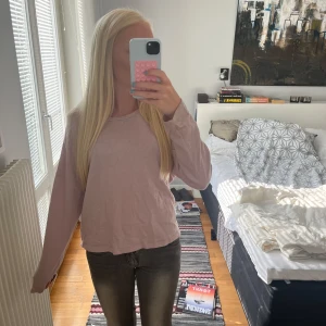 Ljusrosa långärmad tröja - En ljusrosa långärmad tröja med rund hals från name it. Modellen är loose. 