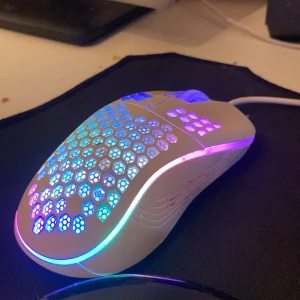 Hel gaming setup  - Allt funkar som det ska en knappa borta på tangentbordet och skärmen  är lite gammal 