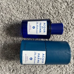 Acqua di Parma – Mirto di Panarea - Acqua di Parma – Mirto di Panarea (75ml) 🌊🍋 Fräsch och livlig unisexdoft från Acqua di Parma! Mirto di Panarea kombinerar friska noter av myrten, citrus och havsbris med en mjuk bas av enbär och cederträ – perfekt till vår och sommar ☀️✨  • Storlek: 75 ml • Skick: Oanvänd, i originalförpackning • Nypris: ca 1500 kr 💸  💡 Köpt från privatperson. Tidigare ägare visade kvitto och sa att den är äkta, men jag kan inte garantera det till 100 % – därav det låga priset.  📍 Finns i Linköping eller skick