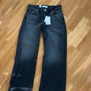 Svarta wide jeans från Junkyard - Loose low waist jeans från junkyard som ej är använda.