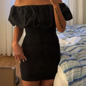 Zara klänning - Kort klänning, off shoulder och aldrig använd