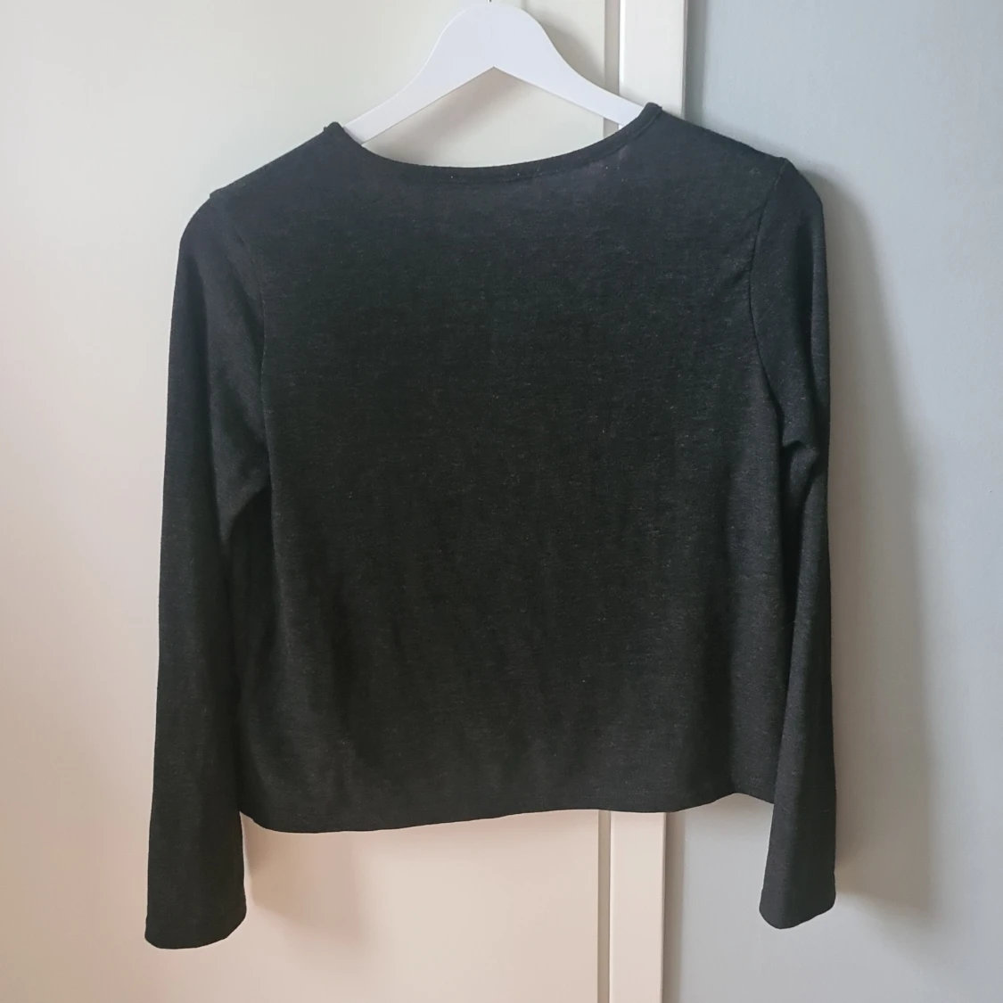 Svart långärmad topp med knyt - 1