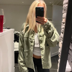 Grön Jeansjacka från ZARA XS - Snygg grön jeansjacka från ZARA i storlek XS. Helt oanvänd med prislappen kvar!
