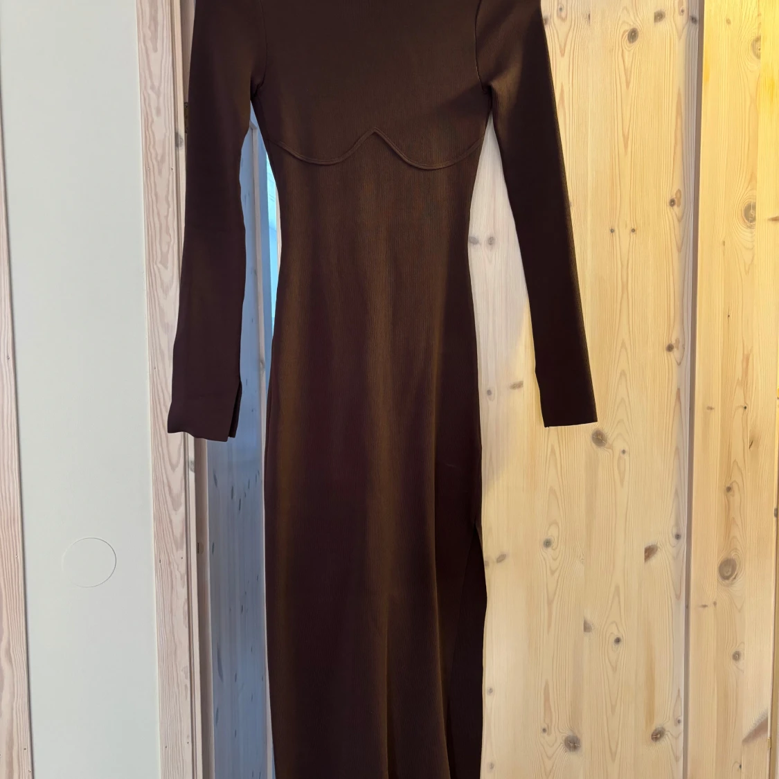 Brun långärmad klänning NA-KD