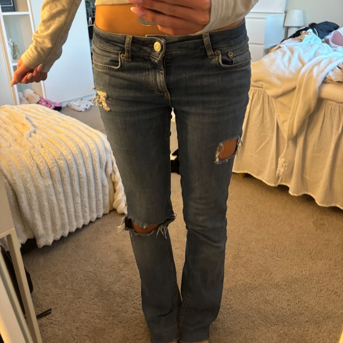 Blå bootcut jeans med slitningar