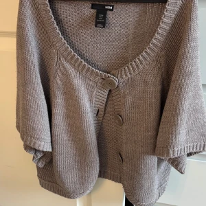Brun stickad kofta från H&M - Brun stickad kofta från hm. Passar perfekt till hösten. Säljer pågrund av att den är för stor för mig. 
