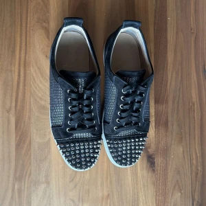 Christian Louboutin skor - Tja. Säljer dessa riktigt feta och unika Christian Louboutin skor i storlek 44 men passar 45 utan problem. Skorna har använts ett fåtal gånger, Skorna är i väldigt fint och bra skick. Det är bara att skriva vid intresse eller för fler foton av skorna. Kan sänka pris vid snabbt köp. 