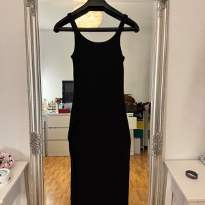 Lång klänning - Medel lång klänning i fint skick