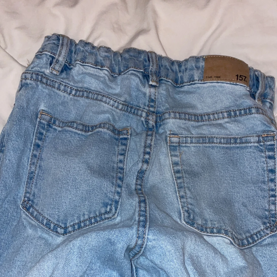 Ljusblå jeans med slitningar från 157 - 1