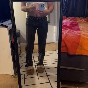 Svarta straight jeans från Gina - Säljer ett par svarta jeans från Gina tricot! Dom sitter som en smäck och har aldrig använt dom. Dom har en rak passform men lågmidjat