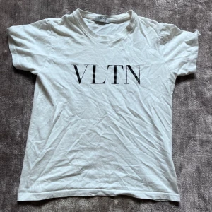 Vit VLTN t-shirt från Valentino - Vit t shirt från Valentino i riktigt bra skick trycket har lossnat lite på nått ställe men det är knappt nånting alls och sitter fortfarande bra knappt använd 