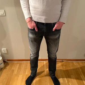 Replay Anbass 5 years aged - Trändigaste jeansen just nu! Säljer ett par Replay Anbass jeans ”5 years aged” i svart tvätt med snygga slitningar. Modellen är 186 cm lång. Bra skick! Kvitto finns! Nypris 1500kr! 