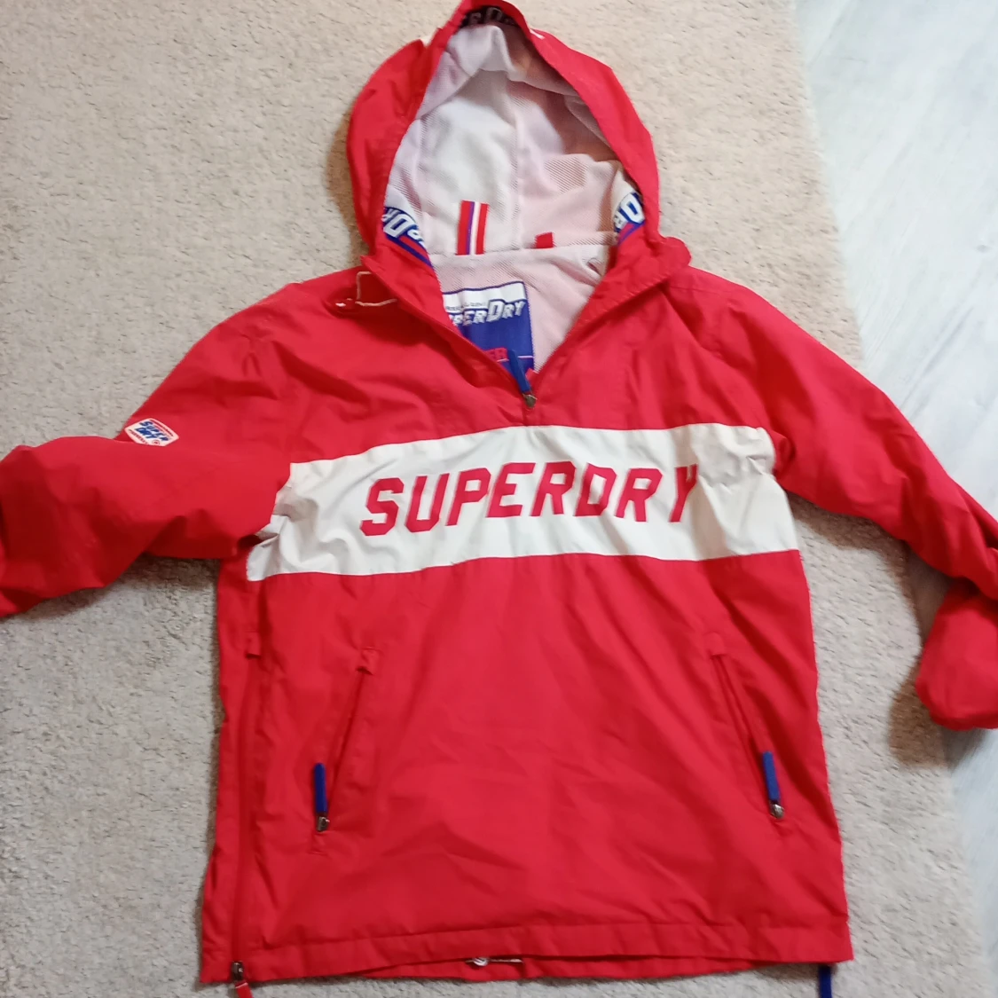 Röd vindjacka från Superdry