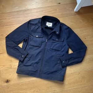 Field Jacket  - Säljer en field jacket i väldigt bra skick från East West perfekt nu till hösten storlek M passar även S 