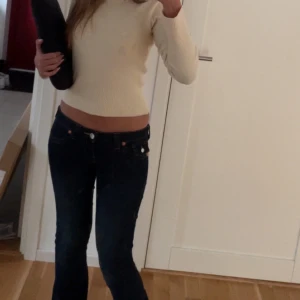 Low waist True religion jeans i mörkblå - Säljer ett par mörkblå low waist bootcut jeans med snygga bakfickor med lock och kontrastsömmar. Jeansen är som nya och en perfekt färg till hösten. Det är i modellen joey. Säljer ett annat par i ljusblått. En för 900 2 för 1400❤️