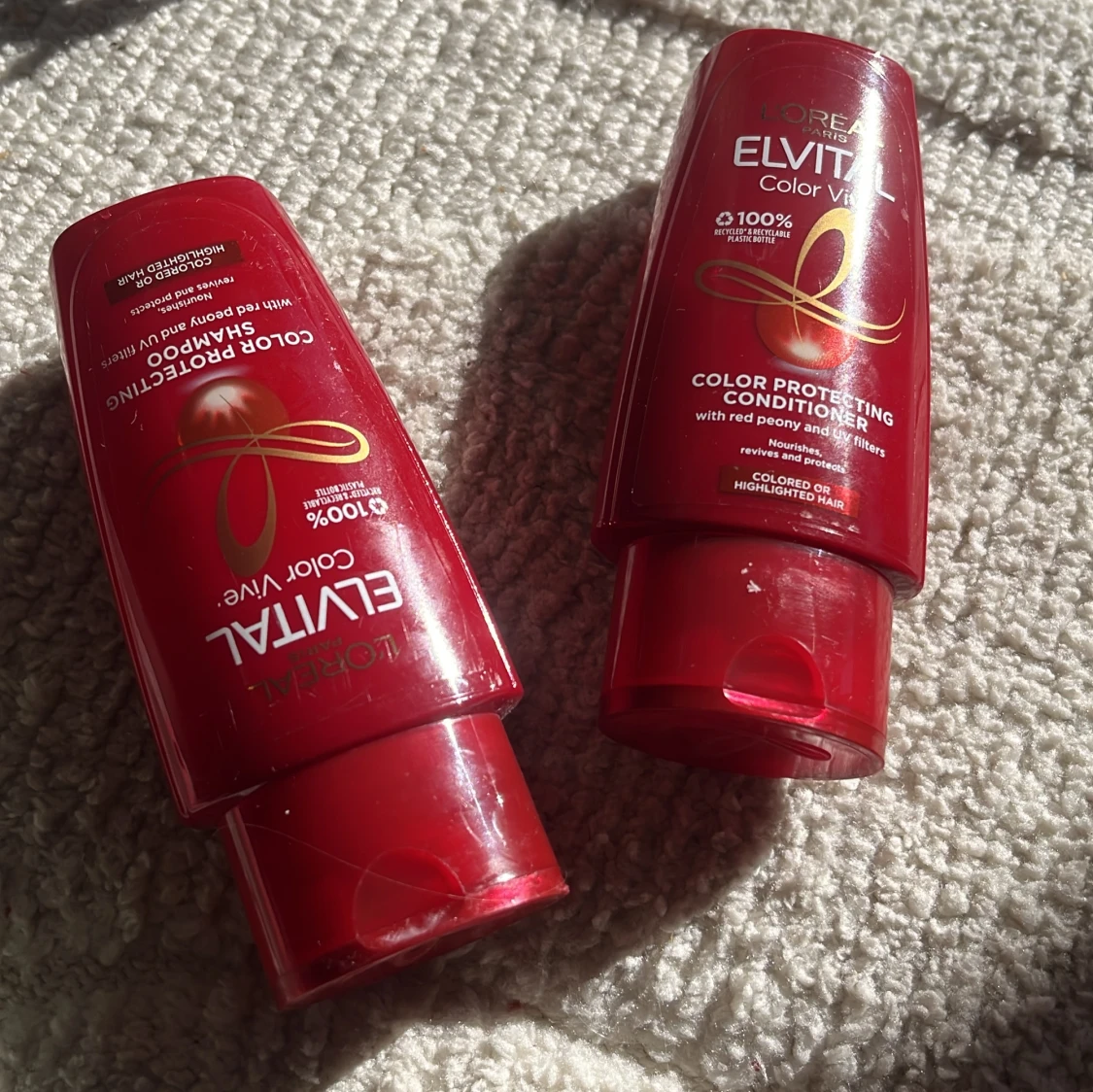 Litet kit med olika saker mobilskal är till iPhone 8 och shammpot o balsamet är oandvänt  - 4