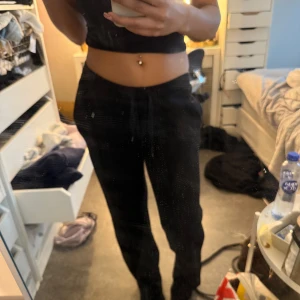 Svarta mjukisbyxor med snörning - Gina mjukisbyxor 