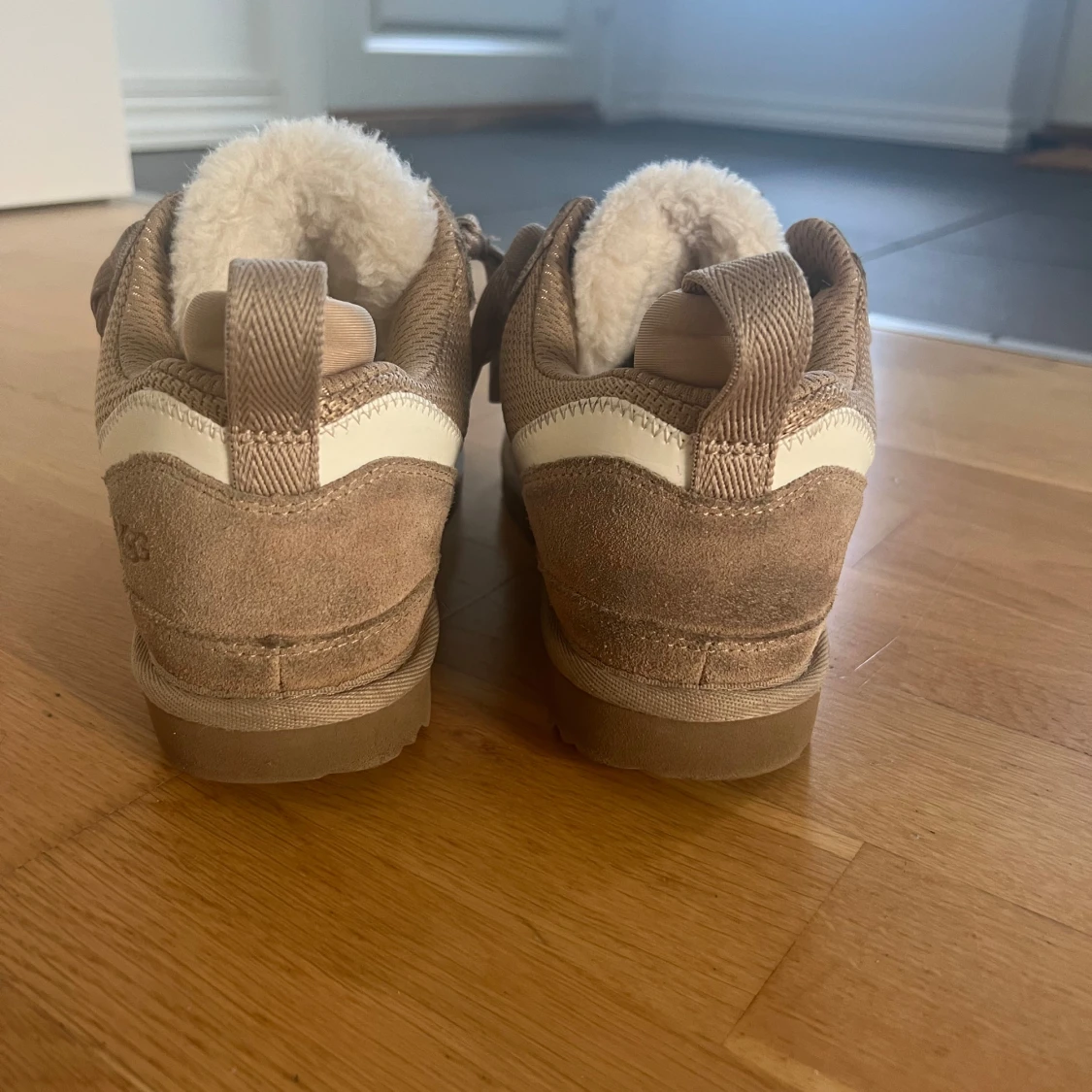 Beige sneakers från UGG med foder - 2