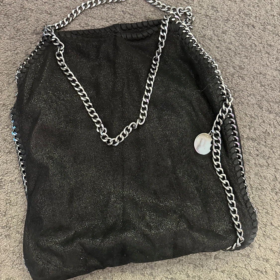 Svart axelväska med kedjedetaljer
